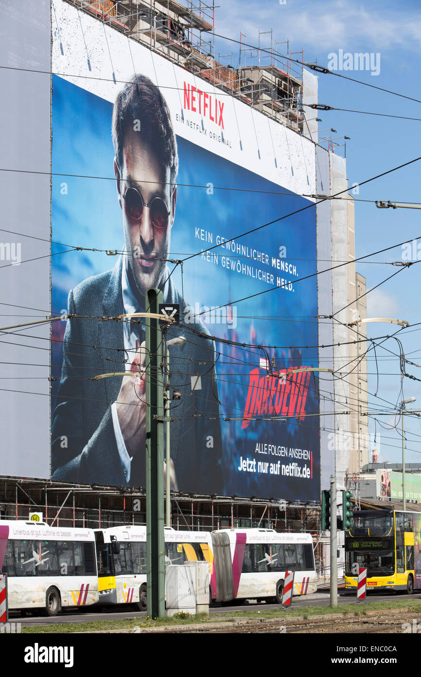 Banner di grandi dimensioni sulla facciata di una casa per la Internet TV, televisione, servizio di streaming di Netflix, Berlino, Germania, Foto Stock
