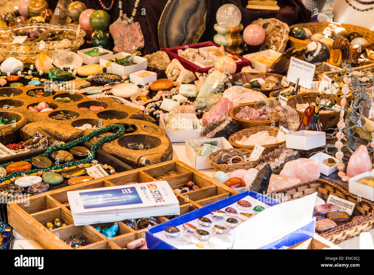 Hackescher Markt Berlin-center, bancarelle street market, guarigione pietre, Berlino, Germania, Foto Stock