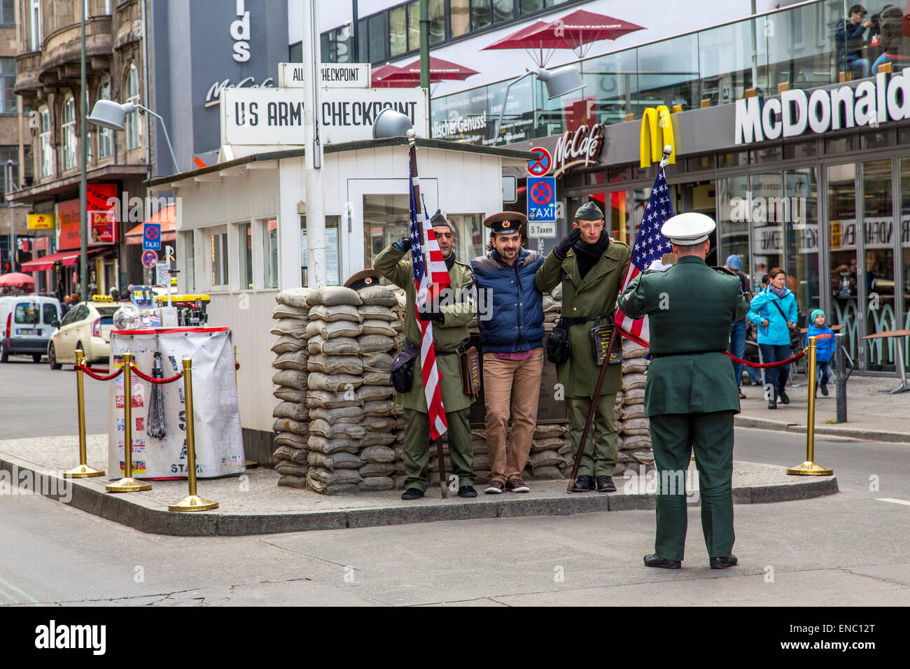 Berlino, il Checkpoint Chary, ex valico di frontiera da Berlino Ovest a Est, oggi una zona trafficata, museo vivente Foto Stock