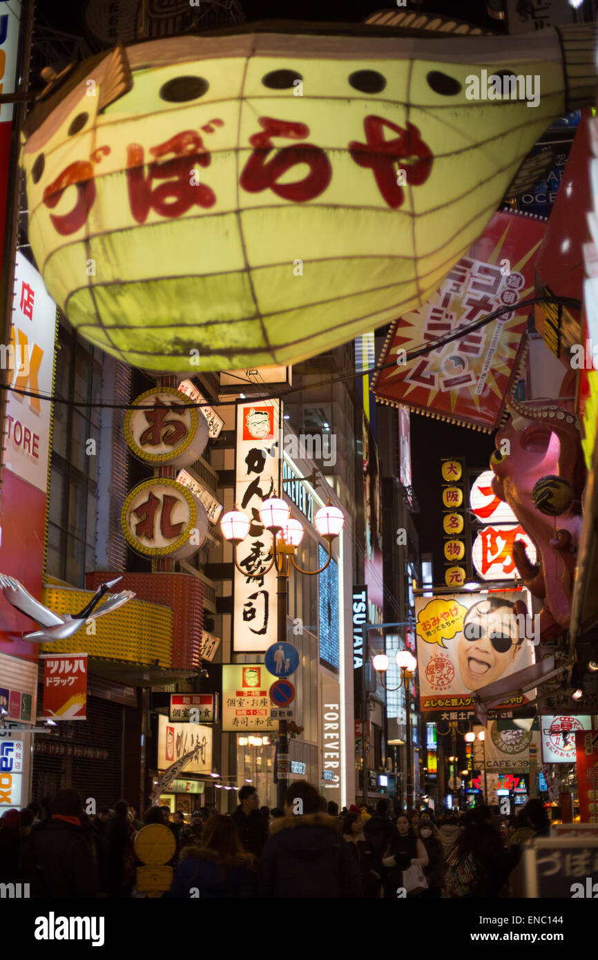 Segni di strada illuminata di notte, Dotonburi district, Osaka, Giappone. Foto Stock