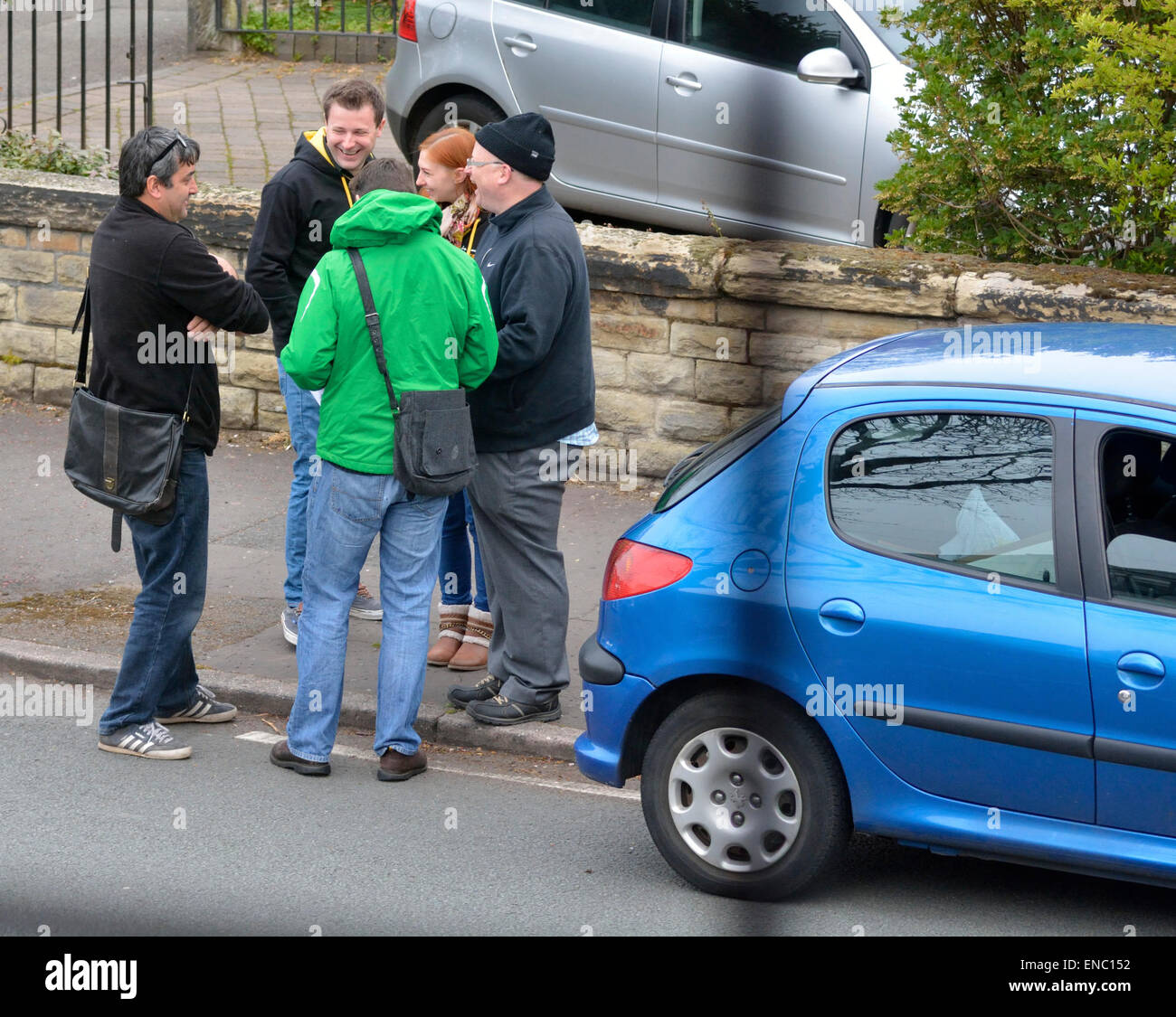 Manchester REGNO UNITO 2 maggio 2015 Lib Dem candidato parlamentare, John Leech, indossando un verde cagoule, mutandine i suoi sostenitori come essi si incontrano in un Didsbury street prima di consegnare volantini di case della zona. John ha vinto nel 2005 e 2010, ma il lavoro è previsto per l'esecuzione di loro molto vicine in questo periodo. I conservatori sono considerati non hanno alcuna possibilità. Elezioni generali di campagna per LbDem in Manchester Withington Credito: Giovanni friggitrice/Alamy Live News Foto Stock