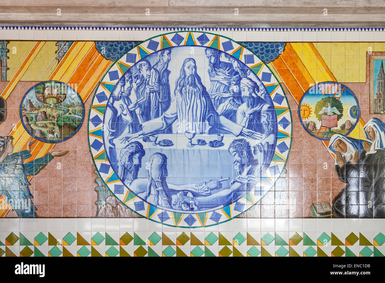 S. Bento da Porta Aberta. Ultima Cena. Cripta di piastrelle che mostra la Bibbia e San Benedetto la vita. Il Papa ha sollevato il santuario della Basilica Foto Stock