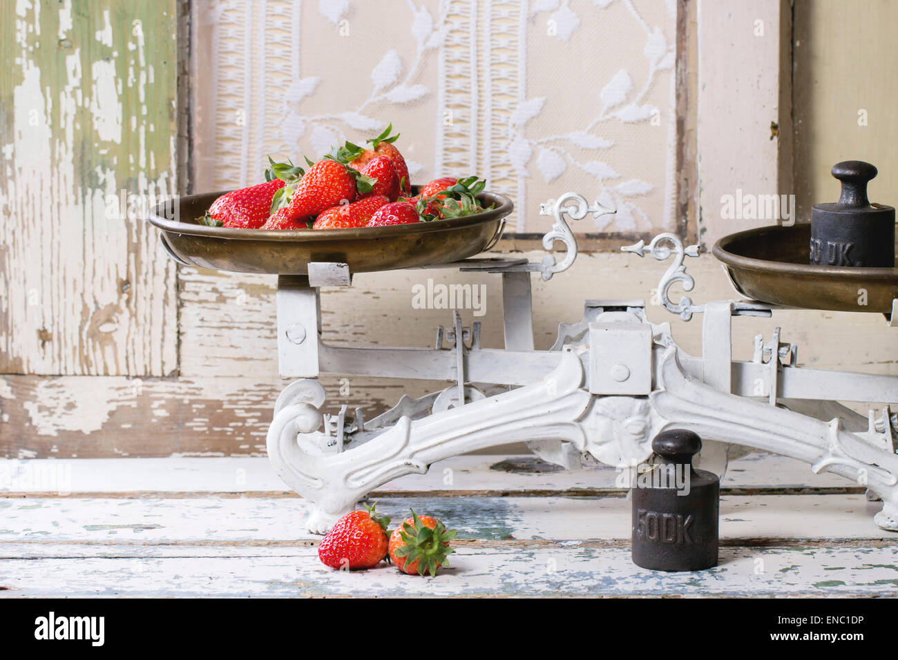 Pesi e scale vintage con fragole fresche su bianco tavolo in legno Foto Stock