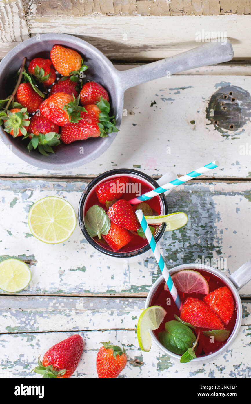 Vintage tazze in metallo con cocktail retrò tubi fatti in casa con fragole limonata, servita con fragole fresche, menta e calce ov Foto Stock