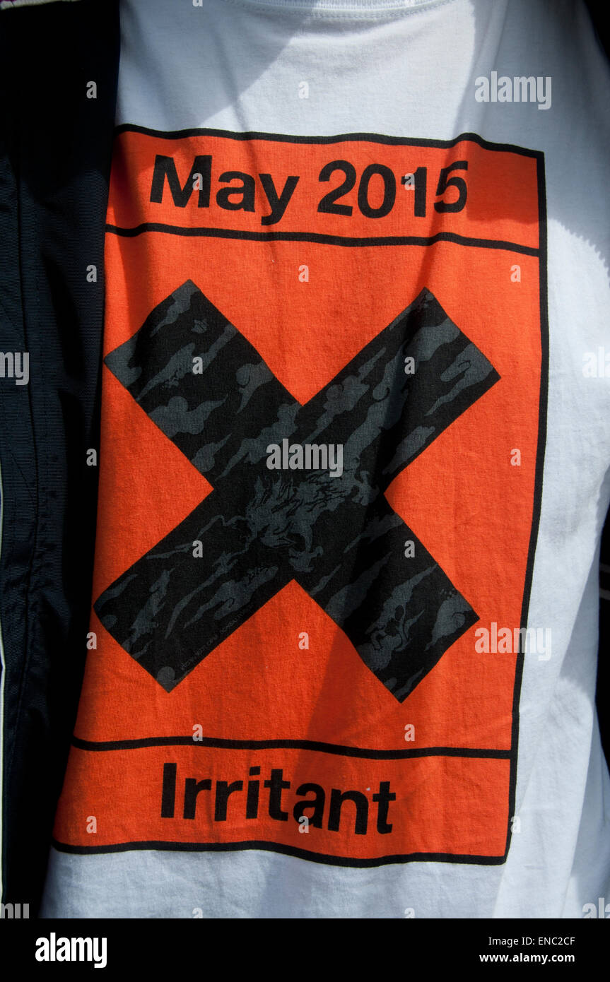 Londra.Mayday dimostrazione 2015. Il dimostratore indossando una maglietta con la parola "Irritante" su di esso. Foto Stock