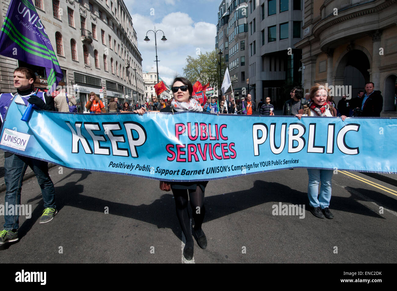 Londra.Mayday dimostrazione 2015. Banner dicendo "tenere Pubblici servizi pubblici'. Foto Stock