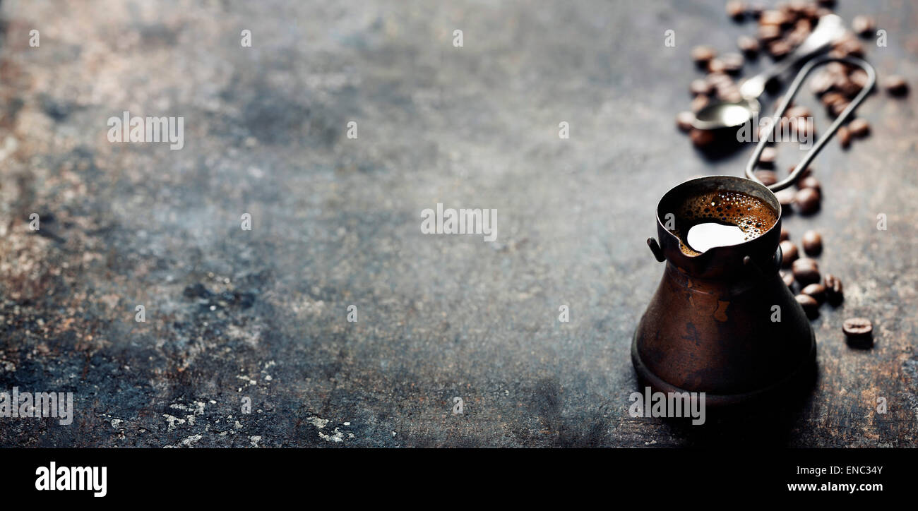 Caffè vecchio sulla pentola scuro dello sfondo rustico Foto Stock