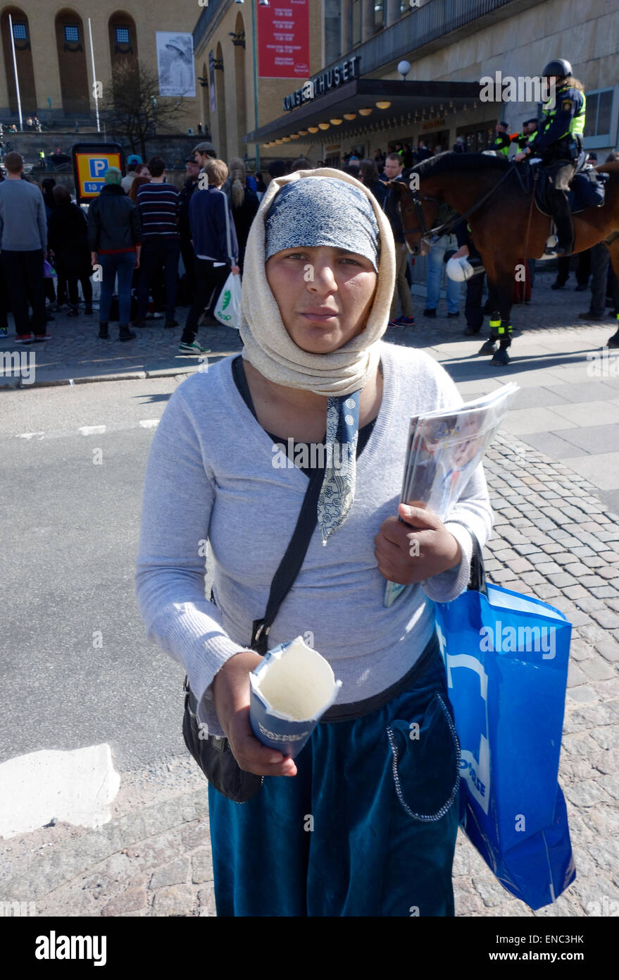 I giovani rom donna mendica l elemosina sulle strade di Göteborg, Svezia Foto Stock