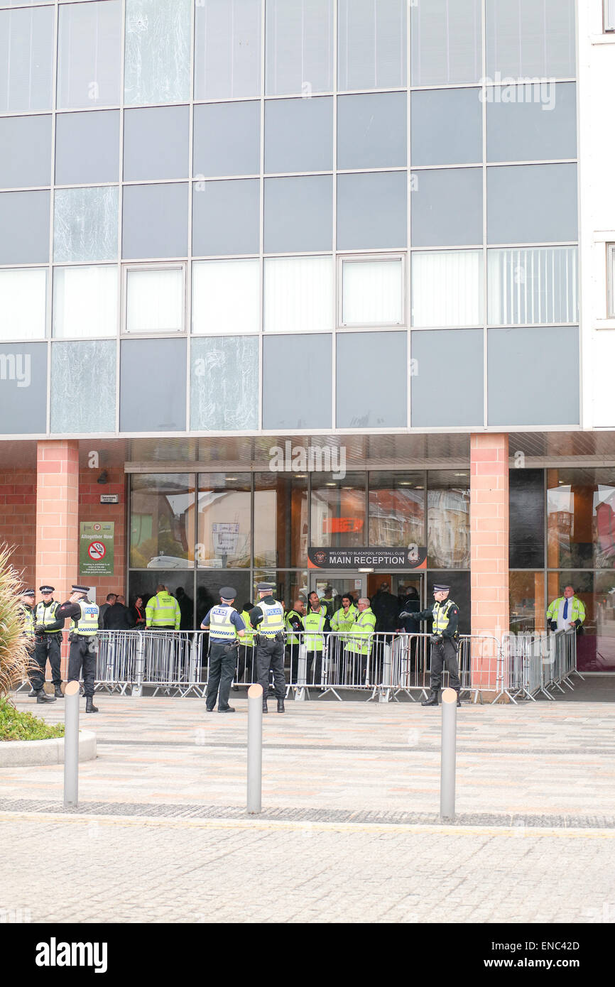 Blackpool Regno Unito, 2 maggio 2015, un gran numero di appassionati di Blackpool football club protesta per il funzionamento e la gestione del club dal proprietario Karl Oyston. Alcuni indossano abiti fantasiosi costumi mock proprietario in un tentativo di ottenere la famiglia al di fuori del club. La prima protesta organizzata provoca alcuni disrubtion per le strade intorno alla terra come il mese di marzo è arrivato in basso Bloomfield Road Credito: Gary Telford/Alamy live news Foto Stock