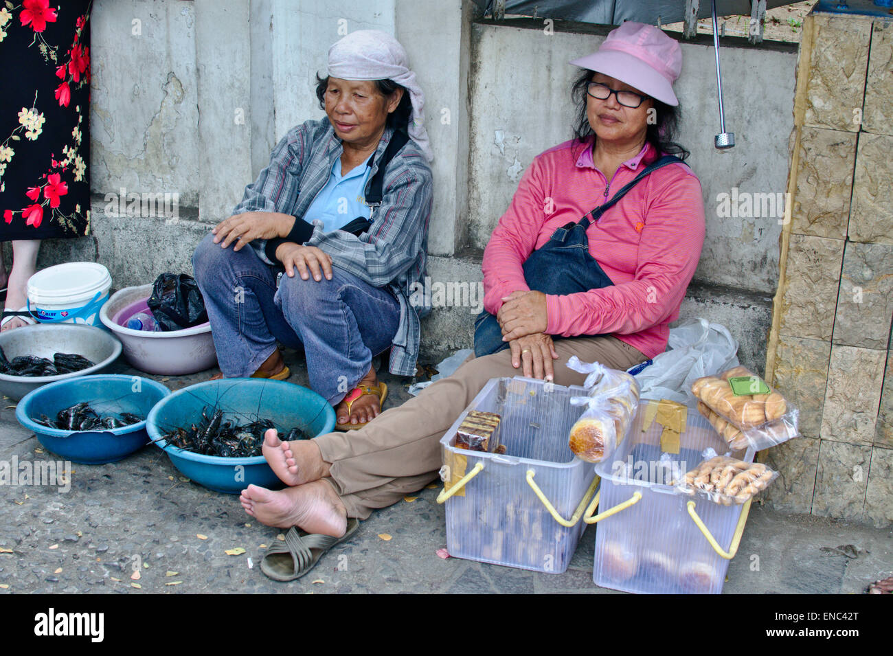 Le donne che vendono dal vivo crawdads e spuntini sul marciapiede del 45 città a sezione quadrata di Manado, Nord Sulawesi, Indonesia Foto Stock