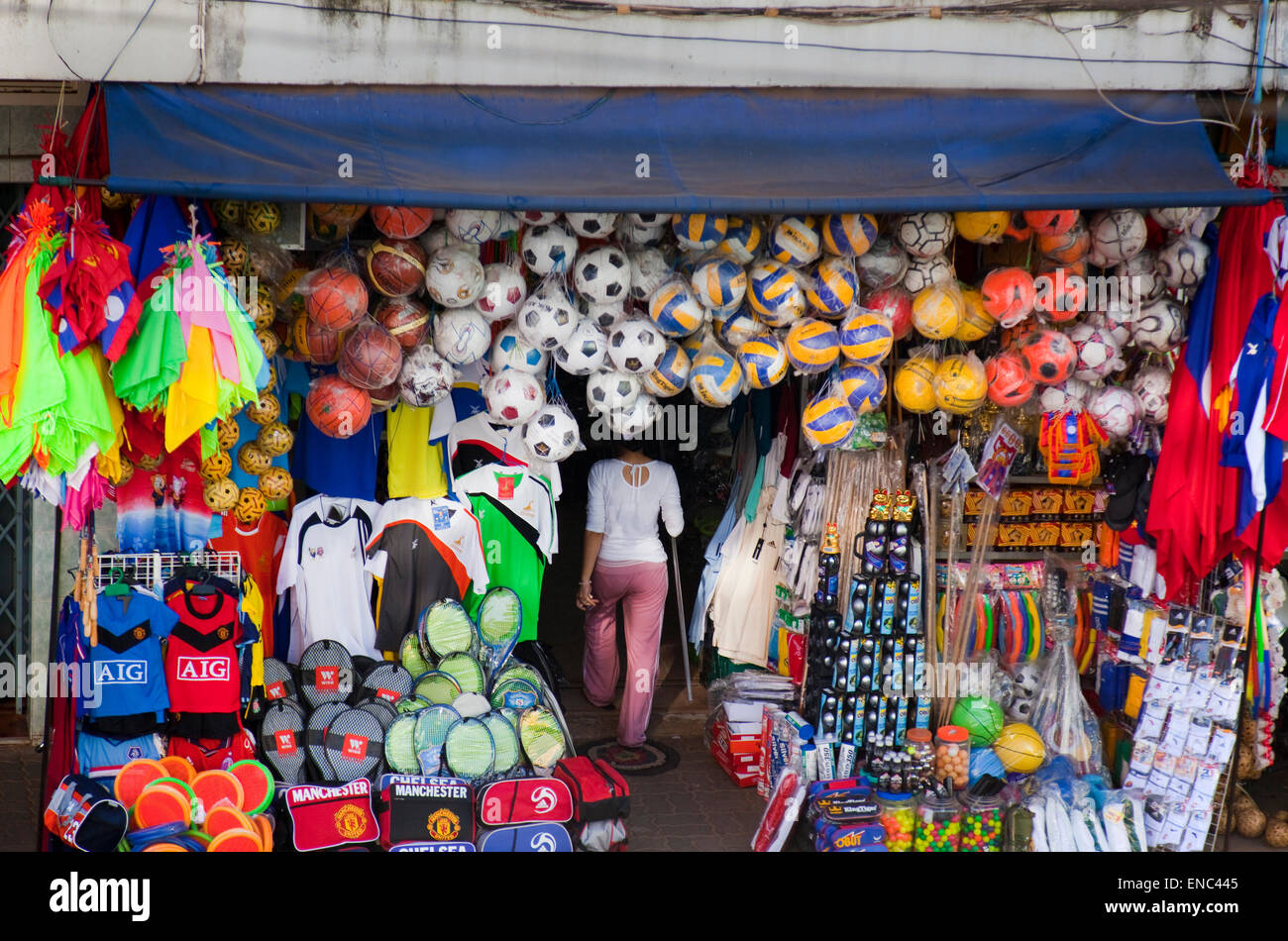 Un negozio di articoli sportivi a Pakse, sud Laos, visualizzazione di  palloni da calcio e borse di marca di Manchester United e Chelsea Foto stock  - Alamy