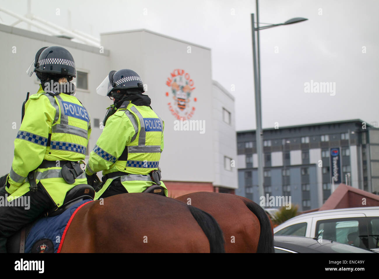 Blackpool Regno Unito, 2 maggio 2015, un gran numero di appassionati di Blackpool football club protesta per il funzionamento e la gestione del club dal proprietario Karl Oyston. Alcuni indossano abiti fantasiosi costumi mock proprietario in un tentativo di ottenere la famiglia al di fuori del club. La prima protesta organizzata provoca alcuni disrubtion per le strade intorno alla terra come il mese di marzo è arrivato in basso Bloomfield Road Credito: Gary Telford/Alamy live news Foto Stock