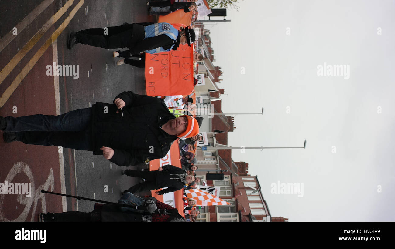 Blackpool Regno Unito, 2 maggio 2015, un gran numero di appassionati di Blackpool football club protesta per il funzionamento e la gestione del club dal proprietario Karl Oyston. Alcuni indossano abiti fantasiosi costumi mock proprietario in un tentativo di ottenere la famiglia al di fuori del club. La prima protesta organizzata provoca alcuni disrubtion per le strade intorno alla terra come il mese di marzo è arrivato in basso Bloomfield Road.©Gary Telford/Alamy live news Foto Stock