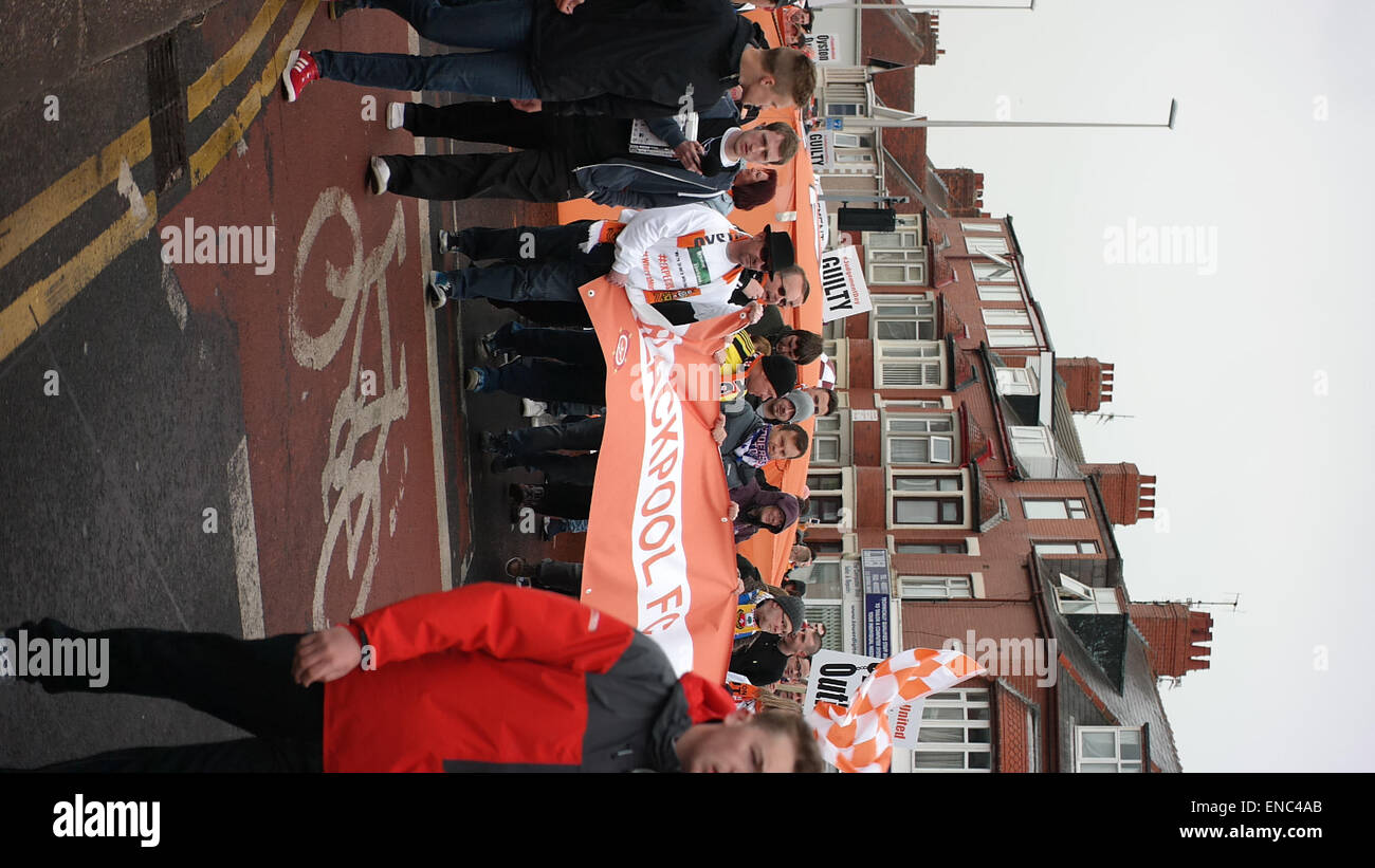 Blackpool Regno Unito, 2 maggio 2015, un gran numero di appassionati di Blackpool football club protesta per il funzionamento e la gestione del club dal proprietario Karl Oyston. Alcuni indossano abiti fantasiosi costumi mock proprietario in un tentativo di ottenere la famiglia al di fuori del club. La prima protesta organizzata provoca alcuni disrubtion per le strade intorno alla terra come il mese di marzo è arrivato in basso Bloomfield Road.©Gary Telford/Alamy live news Foto Stock