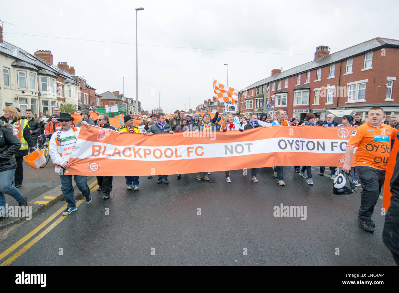 Blackpool Regno Unito, 2 maggio 2015, un gran numero di appassionati di Blackpool football club protesta per il funzionamento e la gestione del club dal proprietario Karl Oyston. Alcuni indossano abiti fantasiosi costumi mock proprietario in un tentativo di ottenere la famiglia al di fuori del club. La prima protesta organizzata provoca alcuni disrubtion per le strade intorno alla terra come il mese di marzo è arrivato in basso Bloomfield Road Credito: Gary Telford/Alamy live news Foto Stock