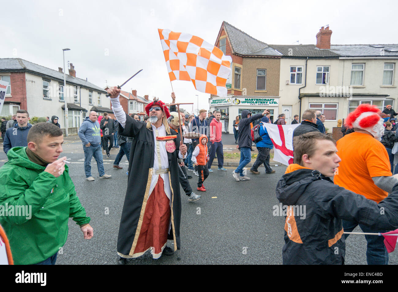 Blackpool Regno Unito, 2 maggio 2015, un gran numero di appassionati di Blackpool football club protesta per il funzionamento e la gestione del club dal proprietario Karl Oyston. Alcuni indossano abiti fantasiosi costumi mock proprietario in un tentativo di ottenere la famiglia al di fuori del club. La prima protesta organizzata provoca alcuni disrubtion per le strade intorno alla terra come il mese di marzo è arrivato in basso Bloomfield Road Credito: Gary Telford/Alamy live news Foto Stock