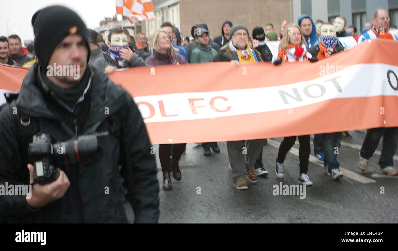 Blackpool Regno Unito, 2 maggio 2015, un gran numero di appassionati di Blackpool football club protesta per il funzionamento e la gestione del club dal proprietario Karl Oyston. Alcuni indossano abiti fantasiosi costumi mock proprietario in un tentativo di ottenere la famiglia al di fuori del club. La prima protesta organizzata provoca alcuni disrubtion per le strade intorno alla terra come il mese di marzo è arrivato in basso Bloomfield Road Credito: Gary Telford/Alamy live news Foto Stock