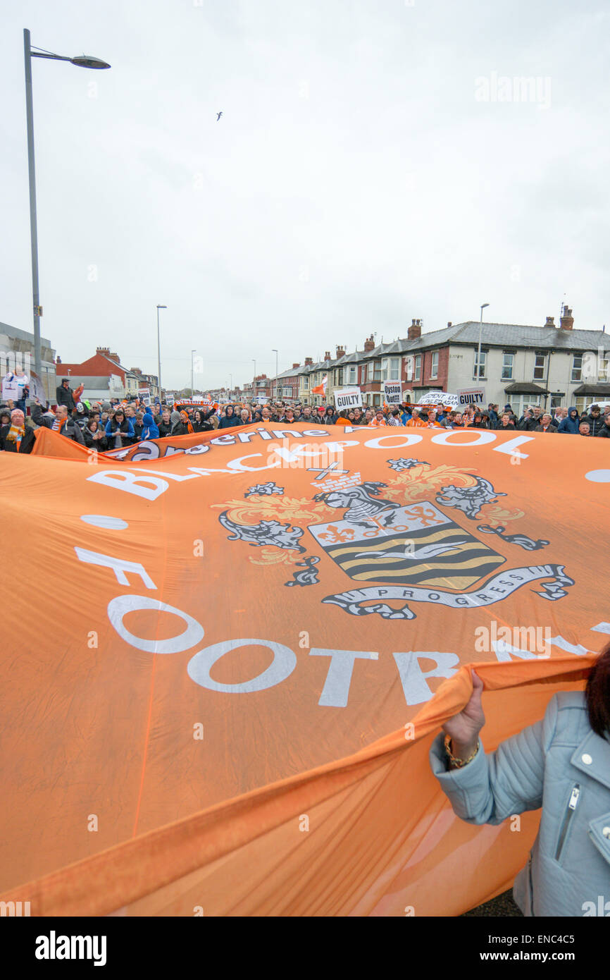 Blackpool Regno Unito, 2 maggio 2015, un gran numero di appassionati di Blackpool football club protesta per il funzionamento e la gestione del club dal proprietario Karl Oyston. Alcuni indossano abiti fantasiosi costumi mock proprietario in un tentativo di ottenere la famiglia al di fuori del club. La prima protesta organizzata provoca alcuni disrubtion per le strade intorno alla terra come il mese di marzo è arrivato in basso Bloomfield Road Credito: Gary Telford/Alamy live news Foto Stock