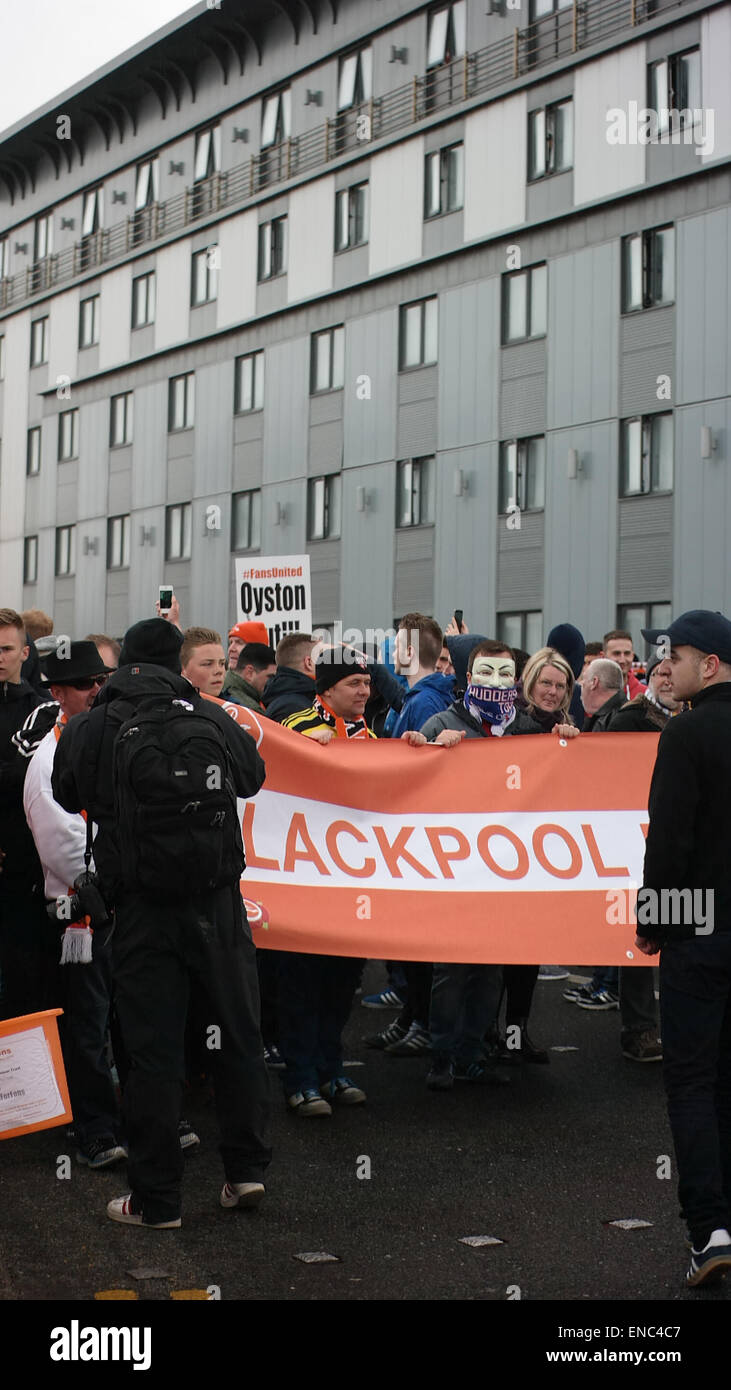 Blackpool Regno Unito, 2 maggio 2015, un gran numero di appassionati di Blackpool football club protesta per il funzionamento e la gestione del club dal proprietario Karl Oyston. Alcuni indossano abiti fantasiosi costumi mock proprietario in un tentativo di ottenere la famiglia al di fuori del club. La prima protesta organizzata provoca alcuni disrubtion per le strade intorno alla terra come il mese di marzo è arrivato in basso Bloomfield Road Credito: Gary Telford/Alamy live news Foto Stock