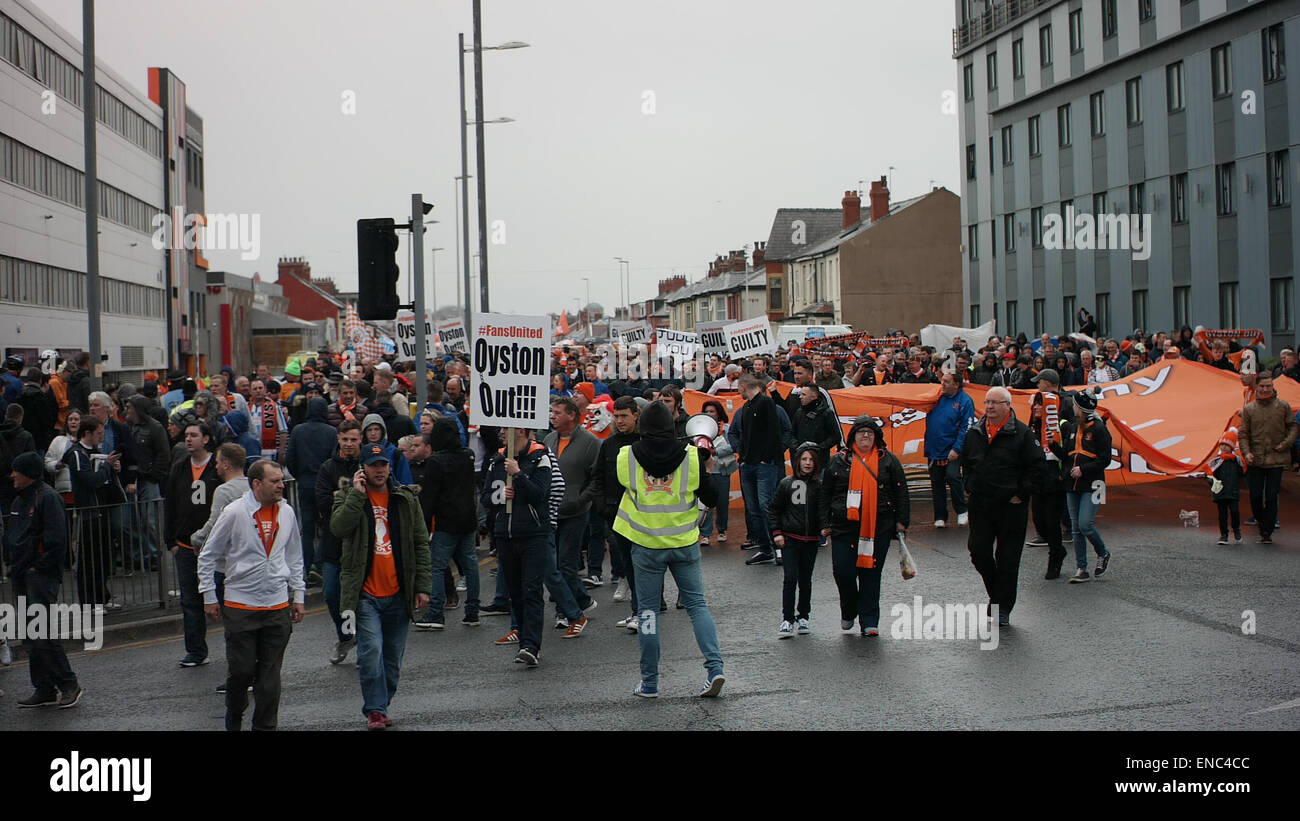 Blackpool Regno Unito, 2 maggio 2015, un gran numero di appassionati di Blackpool football club protesta per il funzionamento e la gestione del club dal proprietario Karl Oyston. Alcuni indossano abiti fantasiosi costumi mock proprietario in un tentativo di ottenere la famiglia al di fuori del club. La prima protesta organizzata provoca alcuni disrubtion per le strade intorno alla terra come il mese di marzo è arrivato in basso Bloomfield Road Credito: Gary Telford/Alamy live news Foto Stock