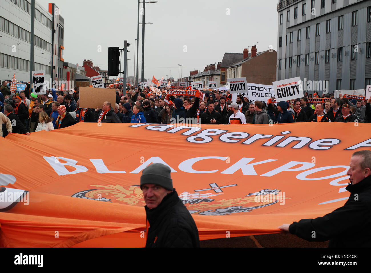 Blackpool Regno Unito, 2 maggio 2015, un gran numero di appassionati di Blackpool football club protesta per il funzionamento e la gestione del club dal proprietario Karl Oyston. Alcuni indossano abiti fantasiosi costumi mock proprietario in un tentativo di ottenere la famiglia al di fuori del club. La prima protesta organizzata provoca alcuni disrubtion per le strade intorno alla terra come il mese di marzo è arrivato in basso Bloomfield Road Credito: Gary Telford/Alamy live news Foto Stock