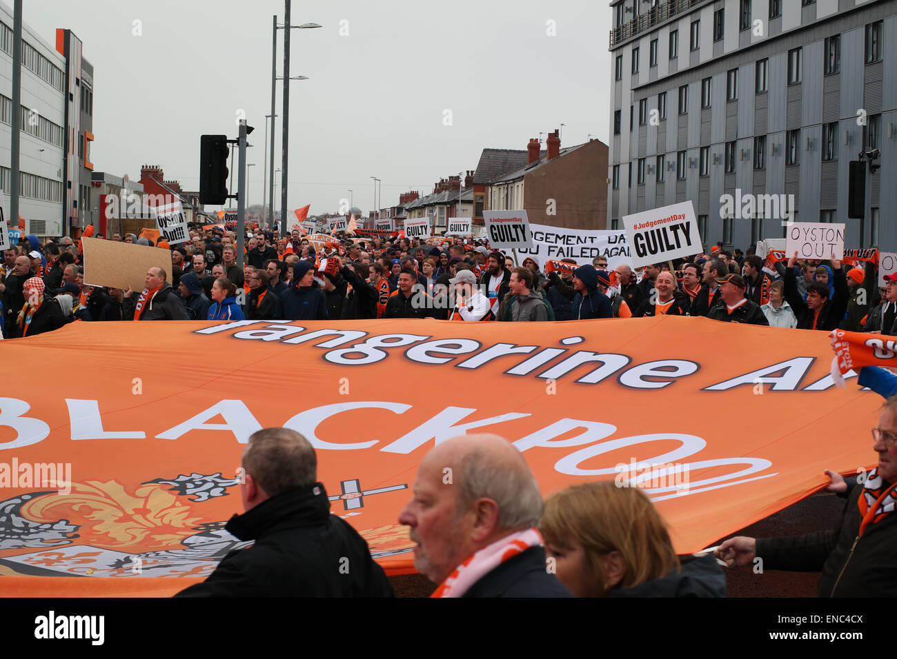 Blackpool Regno Unito, 2 maggio 2015, un gran numero di appassionati di Blackpool football club protesta per il funzionamento e la gestione del club dal proprietario Karl Oyston. Alcuni indossano abiti fantasiosi costumi mock proprietario in un tentativo di ottenere la famiglia al di fuori del club. La prima protesta organizzata provoca alcuni disrubtion per le strade intorno alla terra come il mese di marzo è arrivato in basso Bloomfield Road Credito: Gary Telford/Alamy live news Foto Stock