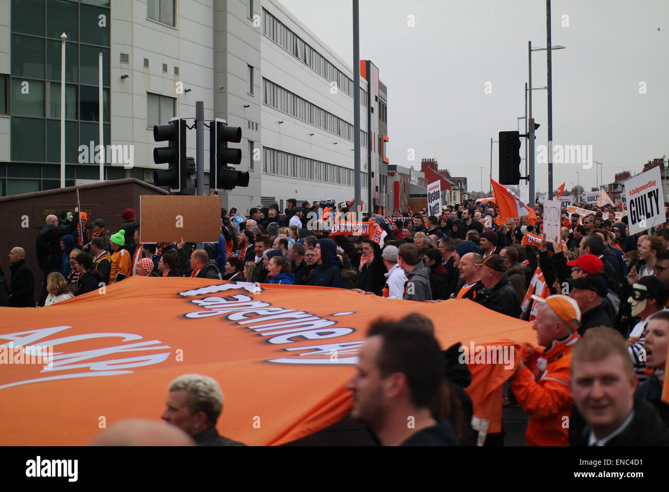Blackpool Regno Unito, 2 maggio 2015, un gran numero di appassionati di Blackpool football club protesta per il funzionamento e la gestione del club dal proprietario Karl Oyston. Alcuni indossano abiti fantasiosi costumi mock proprietario in un tentativo di ottenere la famiglia al di fuori del club. La prima protesta organizzata provoca alcuni disrubtion per le strade intorno alla terra come il mese di marzo è arrivato in basso Bloomfield Road Credito: Gary Telford/Alamy live news Foto Stock