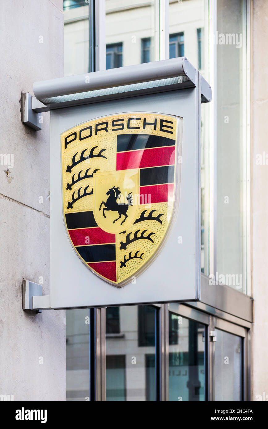 Logo Porsche e badge visualizzati al di fuori del Berkeley Square Porsche showroom a West End, London W1, Regno Unito Foto Stock