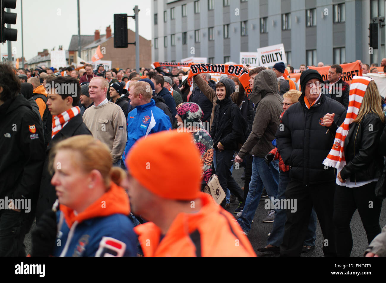 Blackpool Regno Unito, 2 maggio 2015, un gran numero di appassionati di Blackpool football club protesta per il funzionamento e la gestione del club dal proprietario Karl Oyston. Alcuni indossano abiti fantasiosi costumi mock proprietario in un tentativo di ottenere la famiglia al di fuori del club. La prima protesta organizzata provoca alcuni disrubtion per le strade intorno alla terra come il mese di marzo è arrivato in basso Bloomfield Road Credito: Gary Telford/Alamy live news Foto Stock