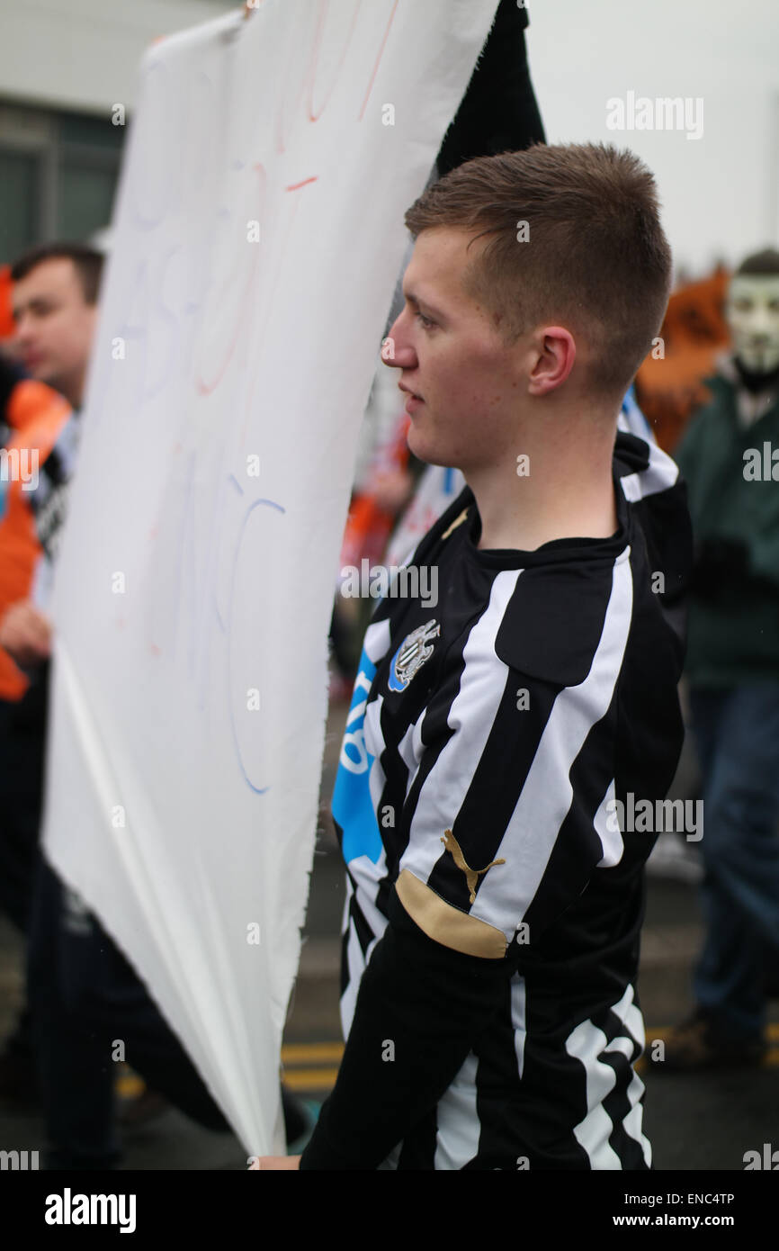 Blackpool Regno Unito, 2 maggio 2015, un gran numero di appassionati di Blackpool football club protesta per il funzionamento e la gestione del club dal proprietario Karl Oyston. Alcuni indossano abiti fantasiosi costumi mock proprietario in un tentativo di ottenere la famiglia al di fuori del club. La prima protesta organizzata provoca alcuni disrubtion per le strade intorno alla terra come il mese di marzo è arrivato in basso Bloomfield Road Credito: Gary Telford/Alamy live news Foto Stock