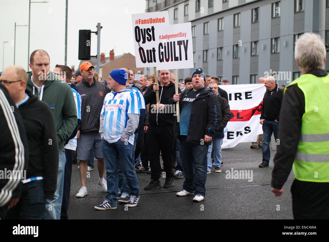 Blackpool Regno Unito, 2 maggio 2015, un gran numero di appassionati di Blackpool football club protesta per il funzionamento e la gestione del club dal proprietario Karl Oyston. Alcuni indossano abiti fantasiosi costumi mock proprietario in un tentativo di ottenere la famiglia al di fuori del club. La prima protesta organizzata provoca alcuni disrubtion per le strade intorno alla terra come il mese di marzo è arrivato in basso Bloomfield Road Credito: Gary Telford/Alamy live news Foto Stock