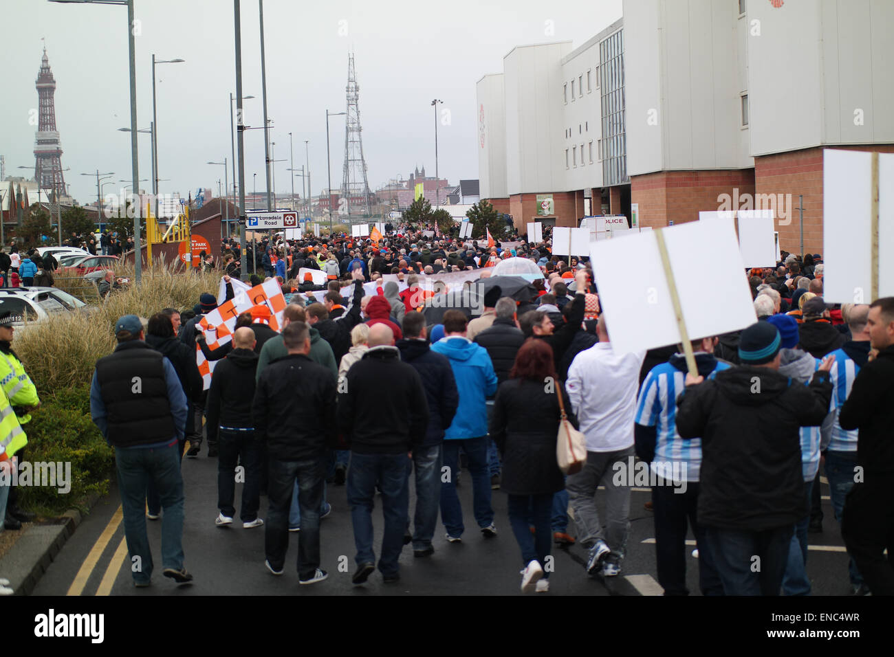 Blackpool Regno Unito, 2 maggio 2015, un gran numero di appassionati di Blackpool football club protesta per il funzionamento e la gestione del club dal proprietario Karl Oyston. Alcuni indossano abiti fantasiosi costumi mock proprietario in un tentativo di ottenere la famiglia al di fuori del club. La prima protesta organizzata provoca alcuni disrubtion per le strade intorno alla terra come il mese di marzo è arrivato in basso Bloomfield Road Credito: Gary Telford/Alamy live news Foto Stock