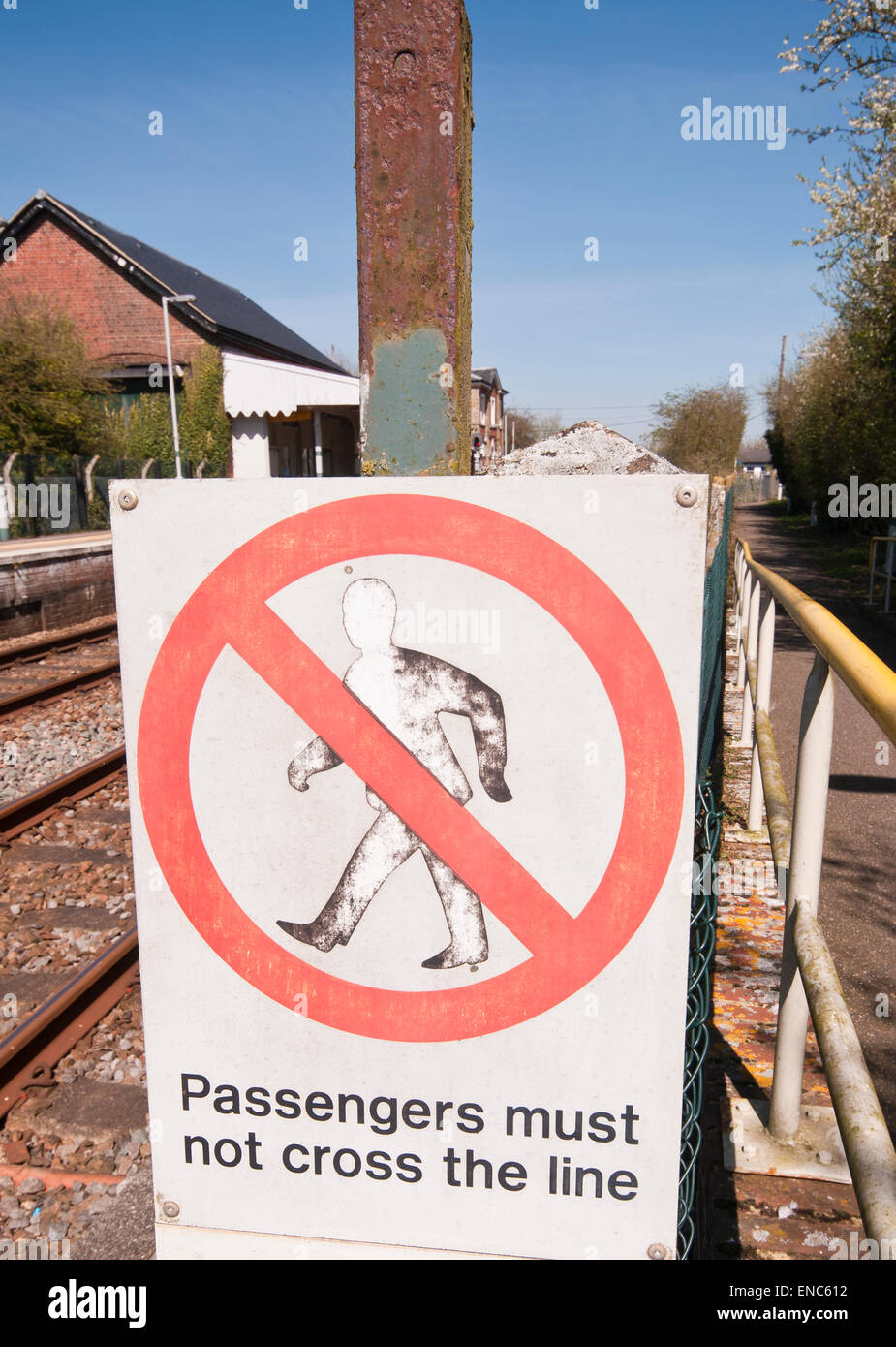 Pericolo segno ferroviario passeggeri non devono attraversare la linea Foto Stock