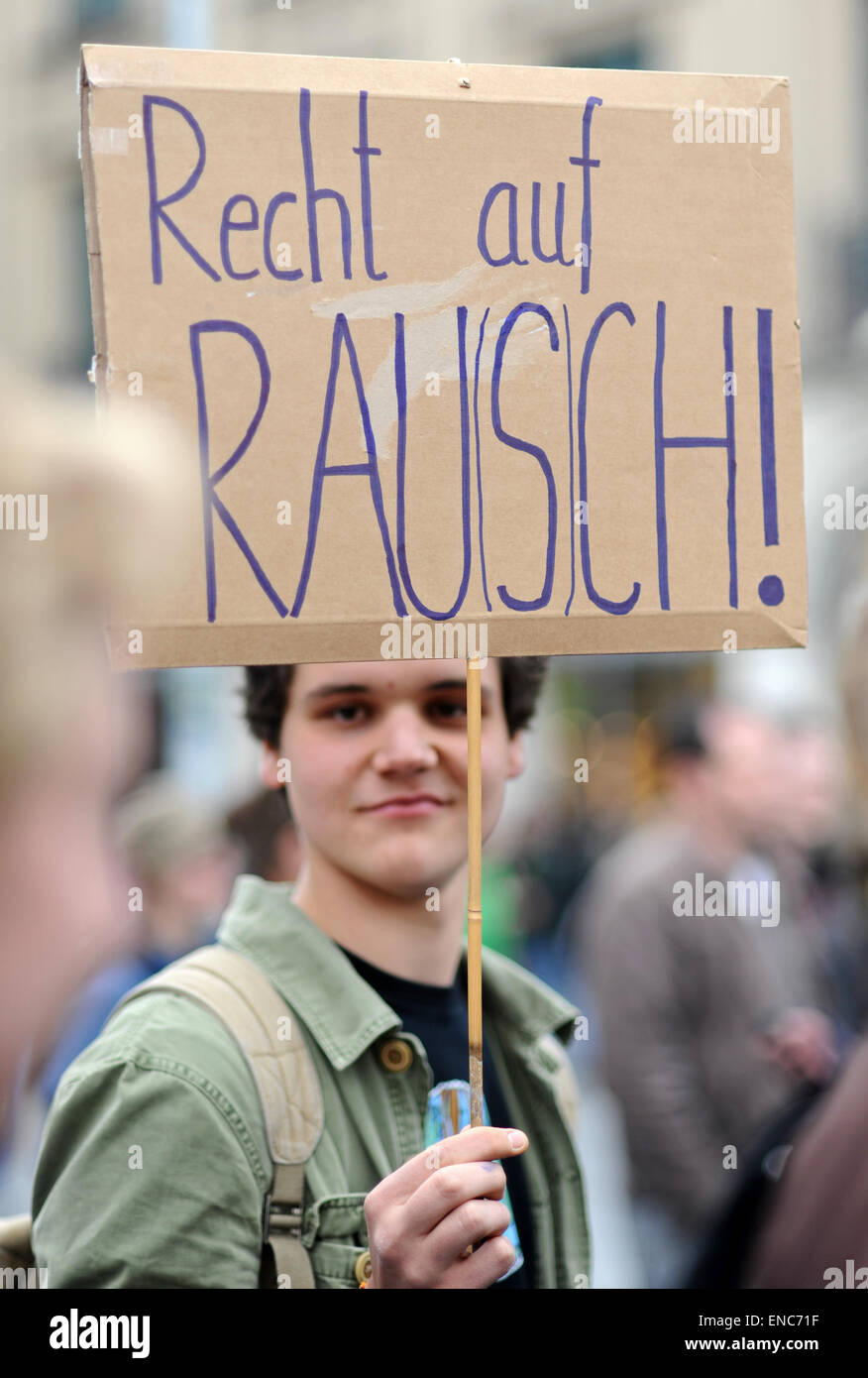 Monaco di Baviera, Germania. 02Maggio, 2015. Un partecipante in un rally tedesca organizzata dalla Associazione di canapa porta un cartello con la scritta "il diritto di essere alto!' sul Stachus square a Monaco di Baviera, Germania, 02 maggio 2015. Numerosi i consumatori di cannabis e gli avvocati hanno dimostrato contro la sua criminalizzazione. Foto: ANDREAS GEBERT/dpa/Alamy Live News Foto Stock