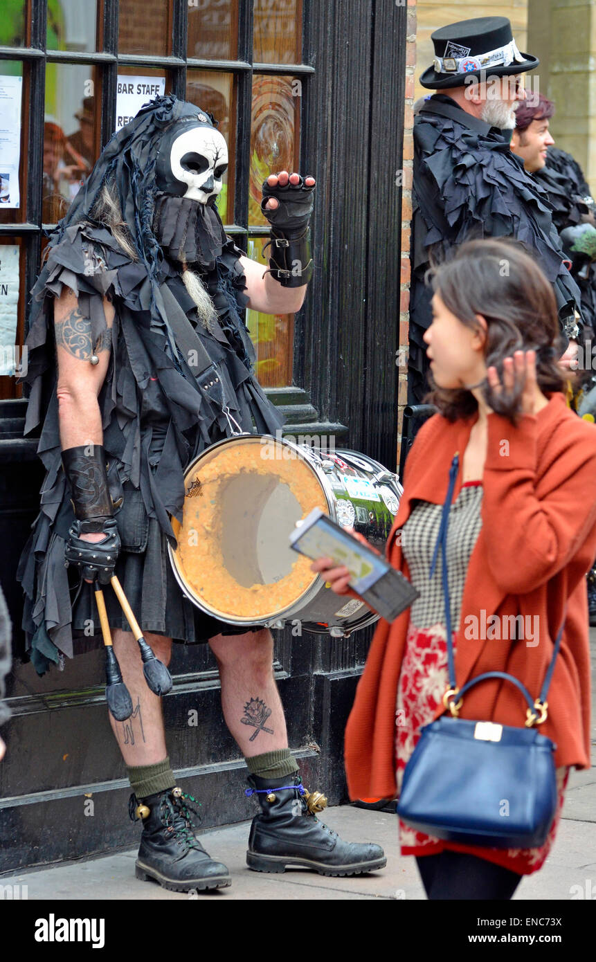 Rochester, Kent, Regno Unito. Il 2 maggio, 2015. Il giorno di apertura del 2015 Rochester Festival spazia con Morris Dancing in the strees e musica dal vivo tutti i weekend festivo Credito: PjrNews/Alamy Live News Foto Stock