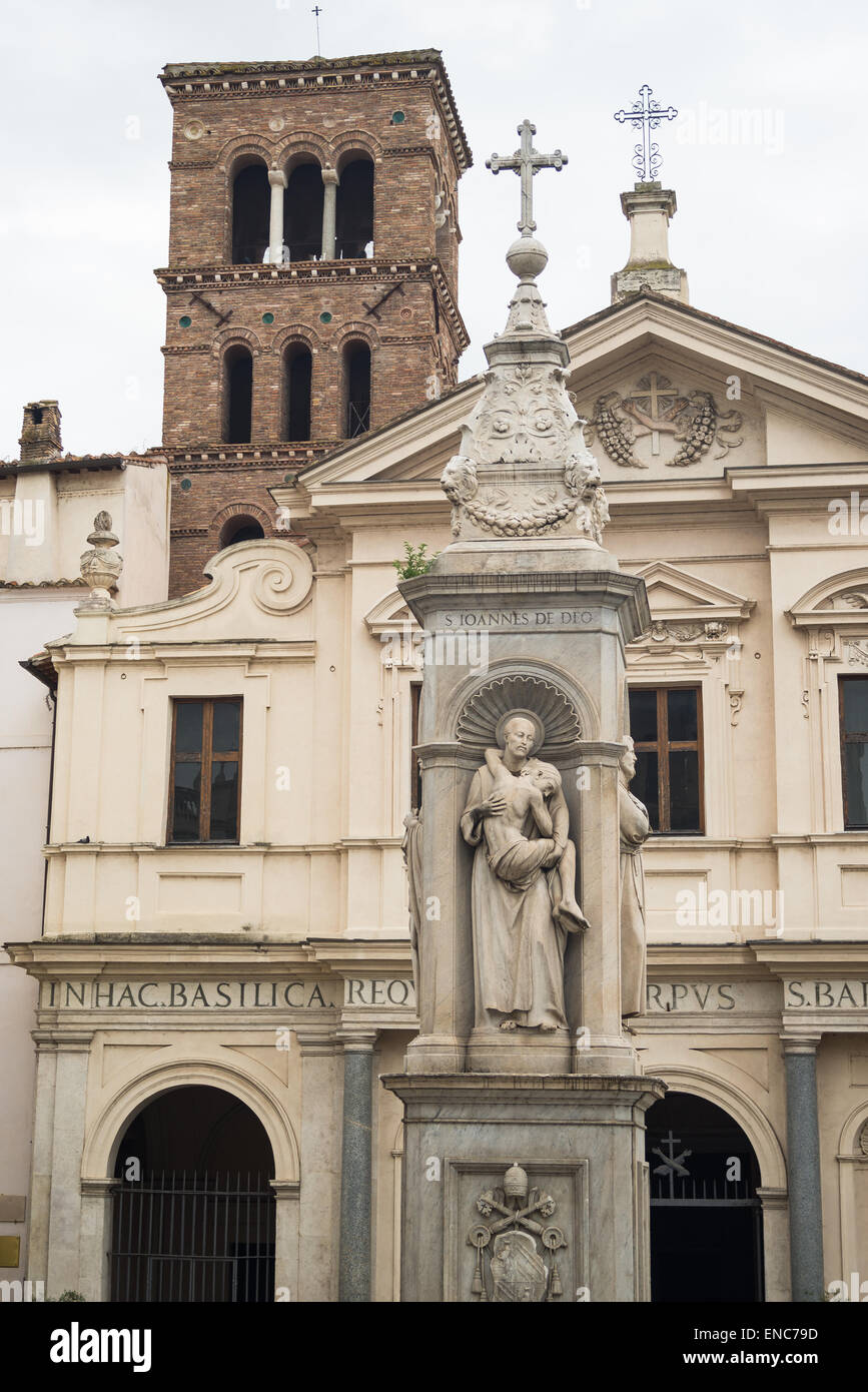 I dettagli architettonici della Basilica di San Bartolomeo all'isola nel centro di Roma, Italia. Foto Stock