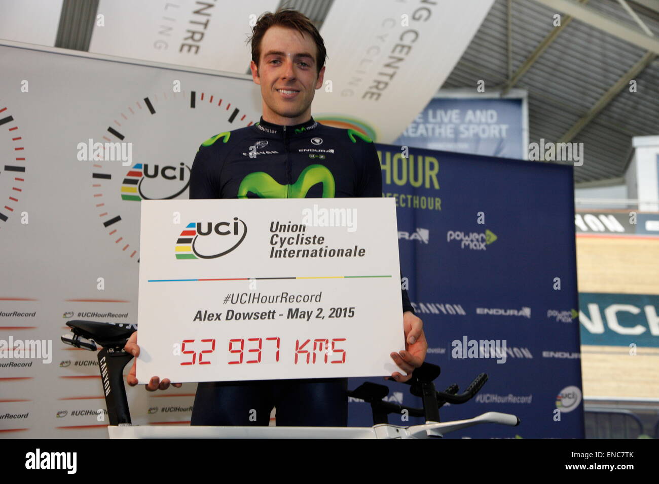Manchester, Regno Unito. Il 2 maggio, 2015. Alex Dowsett è riuscito tentativo sull'ora registra a Manchester Velodrome la registrazione di una distanza di 52.937 km Credito: Anthony Collins/Alamy Live News Foto Stock Manchester, Regno Unito. Il 2 maggio, 2015. Alex Dowsett è riuscito tentativo sull'ora registra a Manchester Velodrome la registrazione di una distanza di 52.937 km Credito: Anthony Collins/Alamy Live News Foto Stock