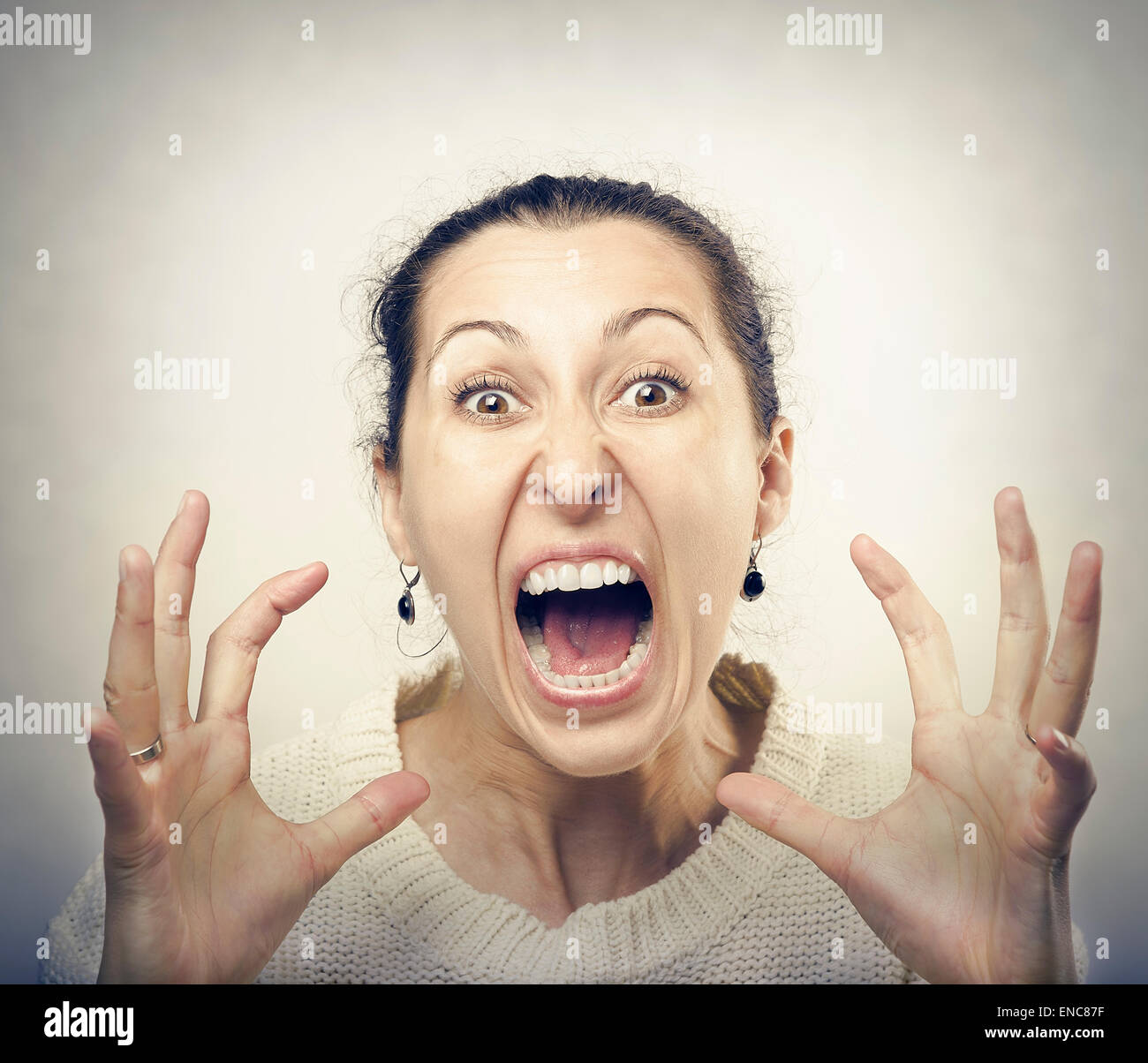 Donna furiosa urlando. Foto Stock