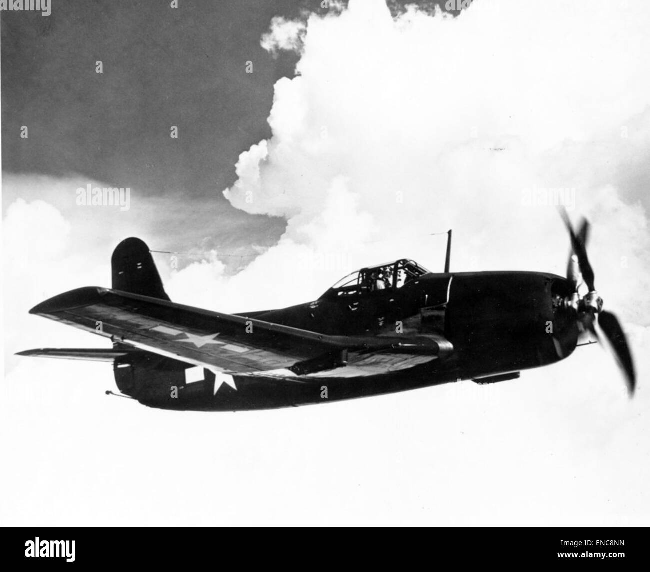 Questa immagine mostra l'XBTC-2, un velivolo sperimentale della Marina degli Stati Uniti progettato per missioni di ricognizione e attacco, evidenziando le sue caratteristiche di design uniche e il suo ruolo nella storia dell'aviazione navale. Foto Stock