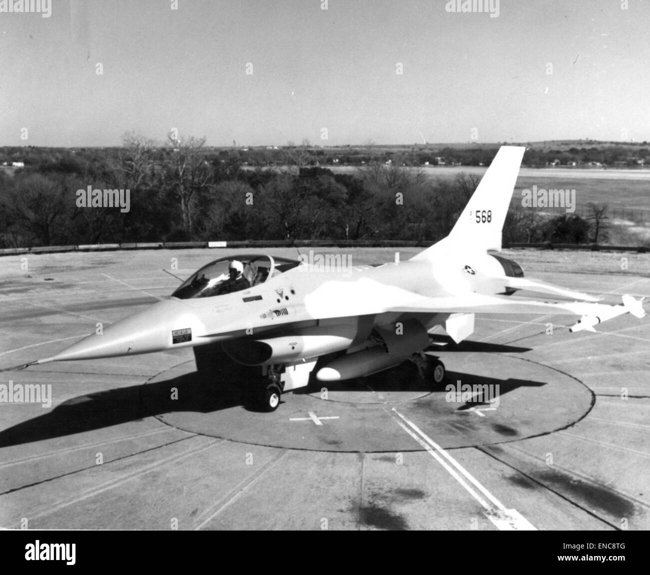 L'YF-16, un prototipo di caccia sviluppato dalla General Dynamics, è catturato in questa immagine. L'aereo ha svolto un ruolo significativo nello sviluppo dei moderni sistemi di combattimento aereo e della tecnologia dell'aviazione militare. Foto Stock