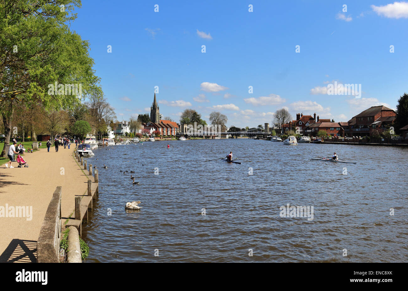 Il fiume il Tamigi a Marlow con il ponte e la chiesa Foto Stock