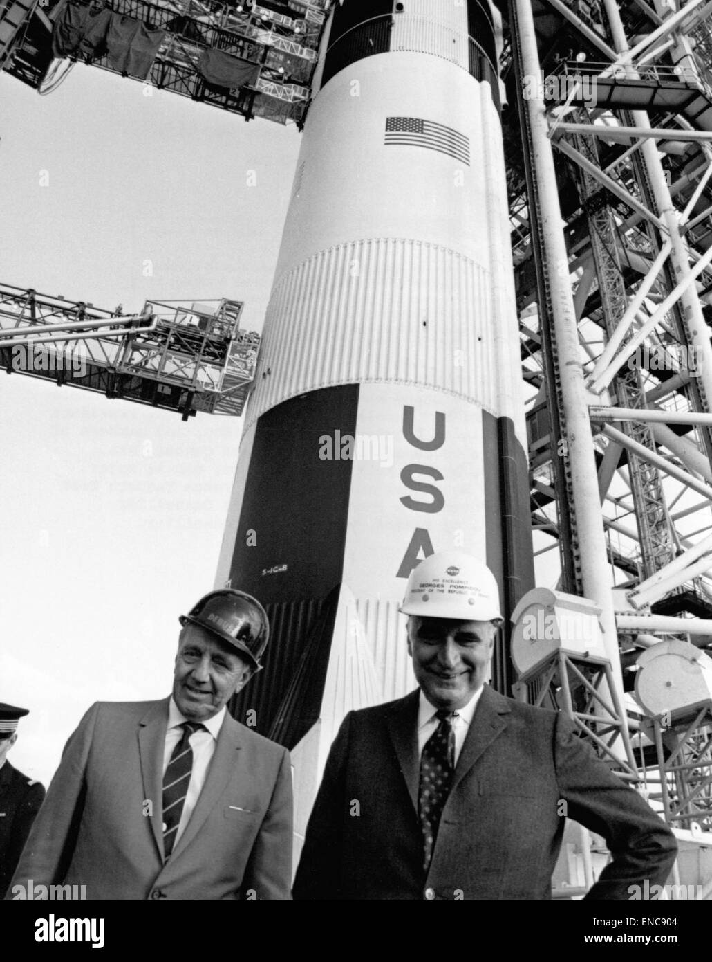 Il presidente francese Georges Pompidou ha visitato il Kennedy Space Center della NASA durante la missione Apollo 13, ha visitato la navicella spaziale sul Pad 39A. L'immagine cattura un momento chiave nel programma spaziale Apollo durante la Guerra fredda. Foto Stock
