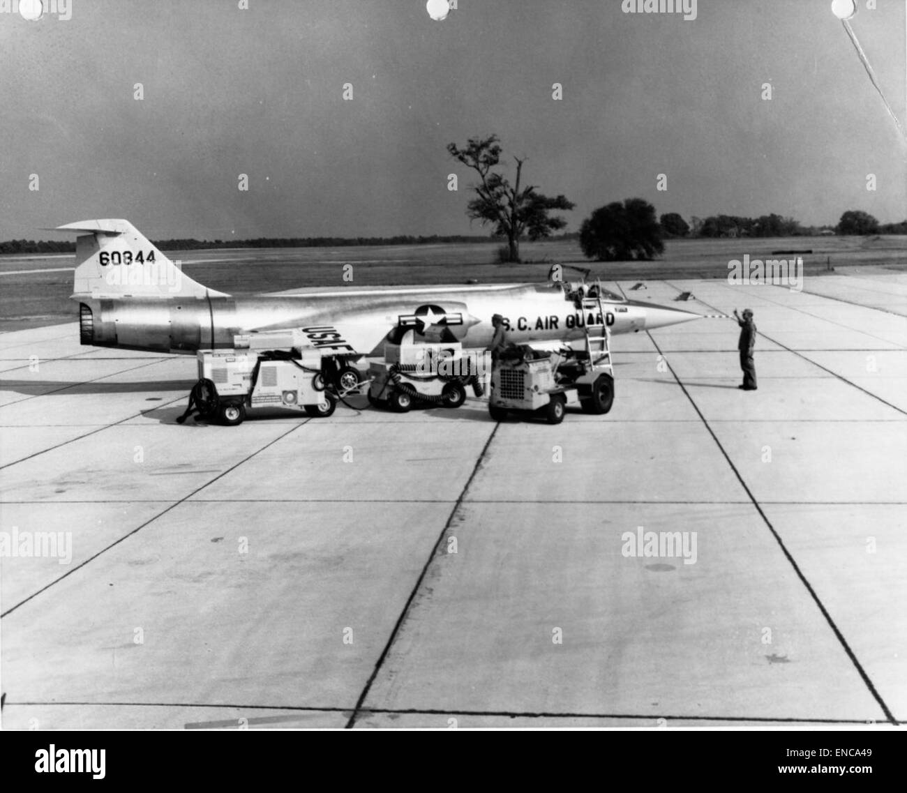 Una fotografia del Lockheed F-104A Starfighter, coda numero 56-0844, del 157th Fighter Interceptor Squadron, South Carolina Air National Guard (SC ang), scattata durante il servizio dell'aereo nella United States Air Force. Foto Stock