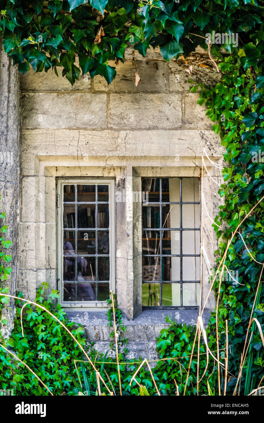 Medievale di vetro al piombo impostato nel vecchio blocco di pietra a parete, King's Manor, York, England, Regno Unito Foto Stock