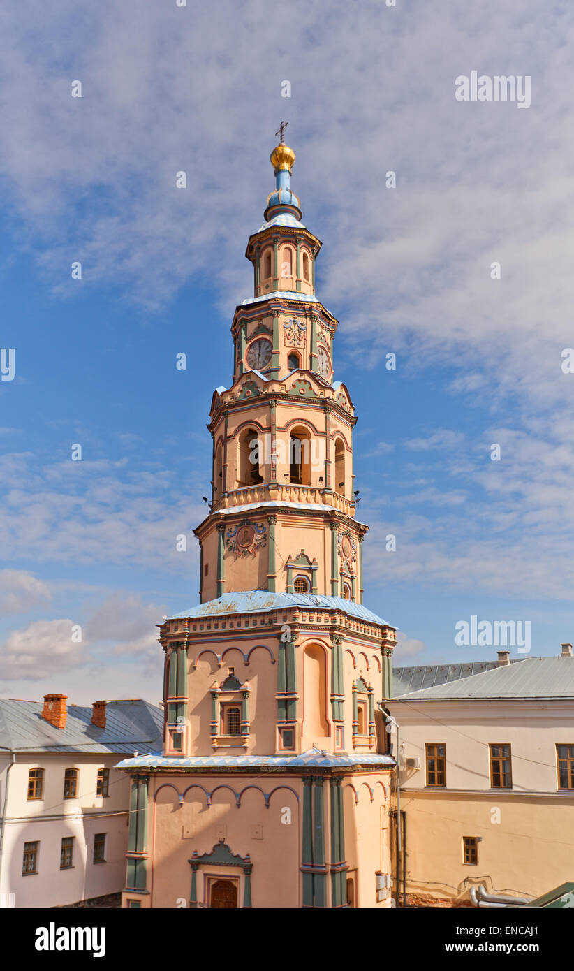 Il campanile della cattedrale dei Santi Pietro e Paolo (circa 1726, Naryshkin stile barocco) nella città di Kazan, Repubblica di Tatarstan, Russia Foto Stock