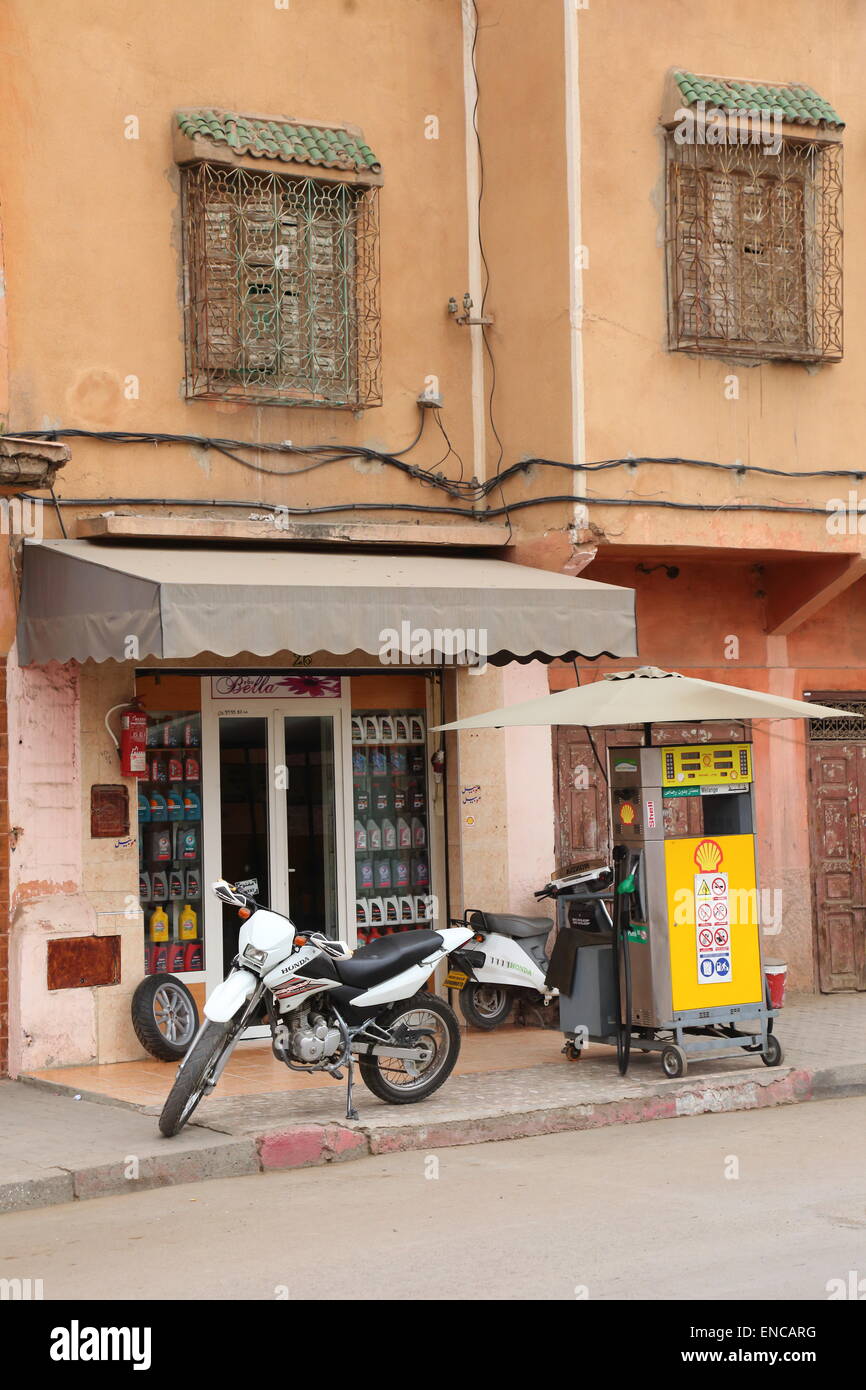 Un distributore di benzina Shell sulla strada a Marrakech, Marocco con una moto parcheggiata Foto Stock
