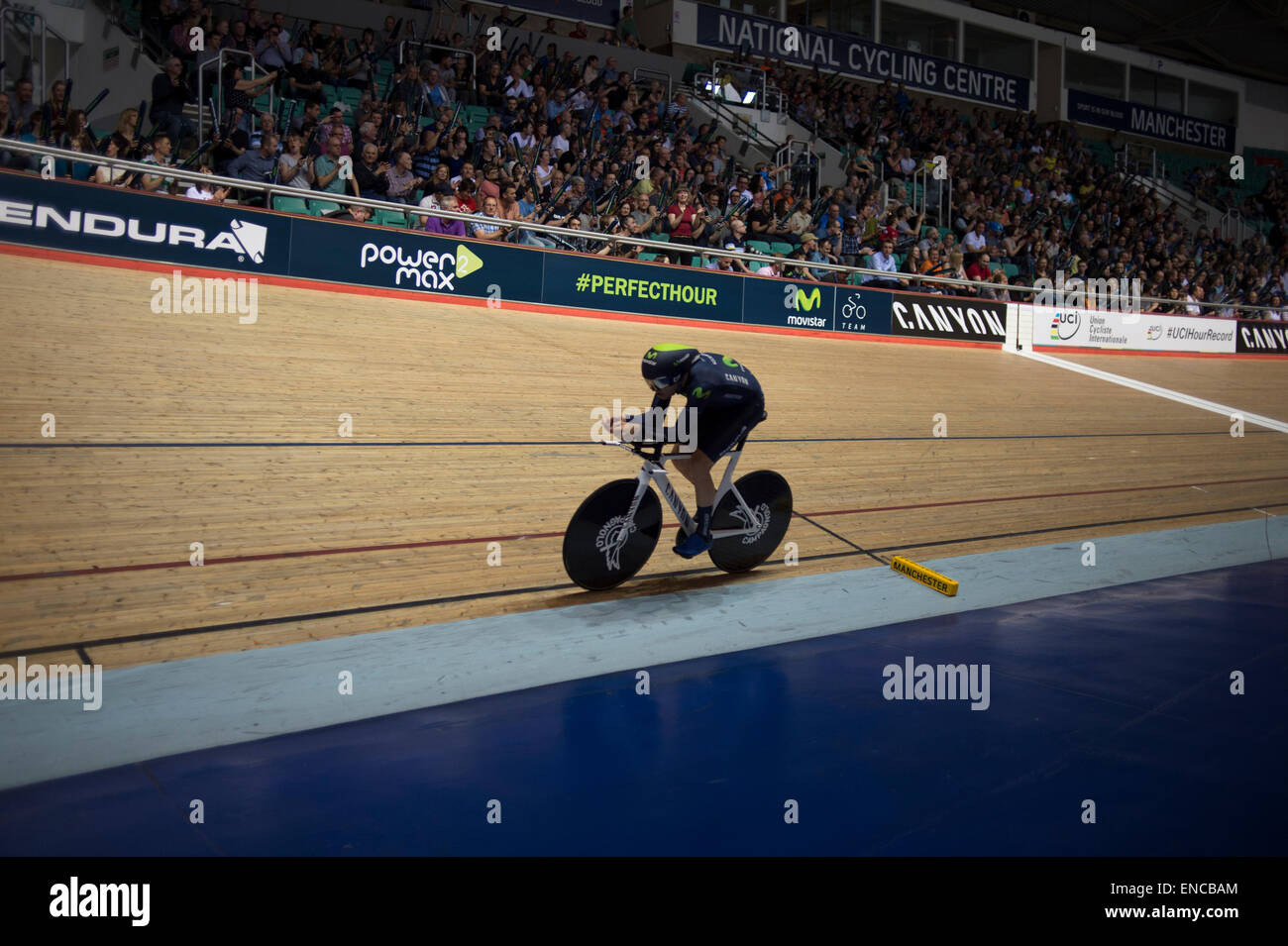 Manchester, Regno Unito. Il 2 maggio, 2015. Alex Dowsett, Movistar, ha rotto il ciclismo UCI ora record del mondo a Manchester Velodrome. Foto Stock