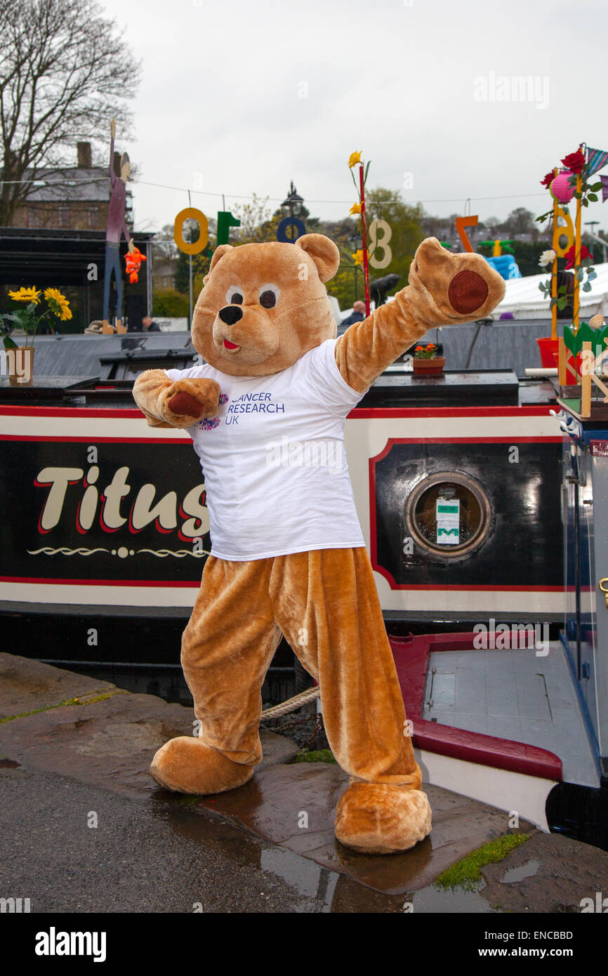 Costume da orsacchiotto per adulti Big Head Animal Mascot Sport Charity  Fancy Dress. Ambasciatori americani di buona volontà dell'orso bruno a  Skipton, Yorkshire, Regno Unito 2 maggio 2015. Sian Jones, il Dancing