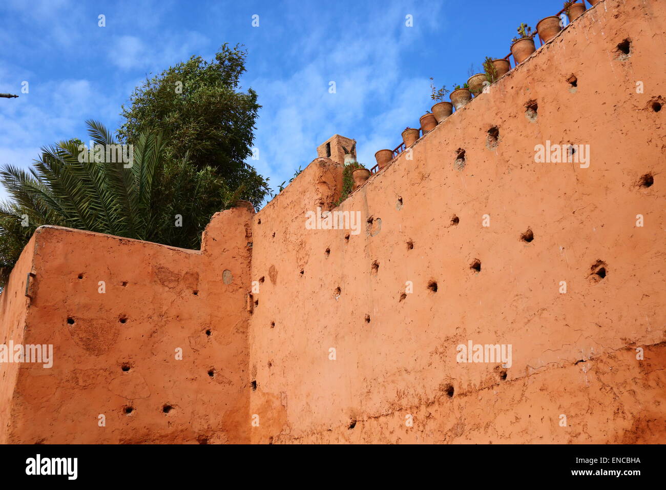 Il pot rosso contrassegnato le mura della città di Marrakech, Marocco Foto Stock