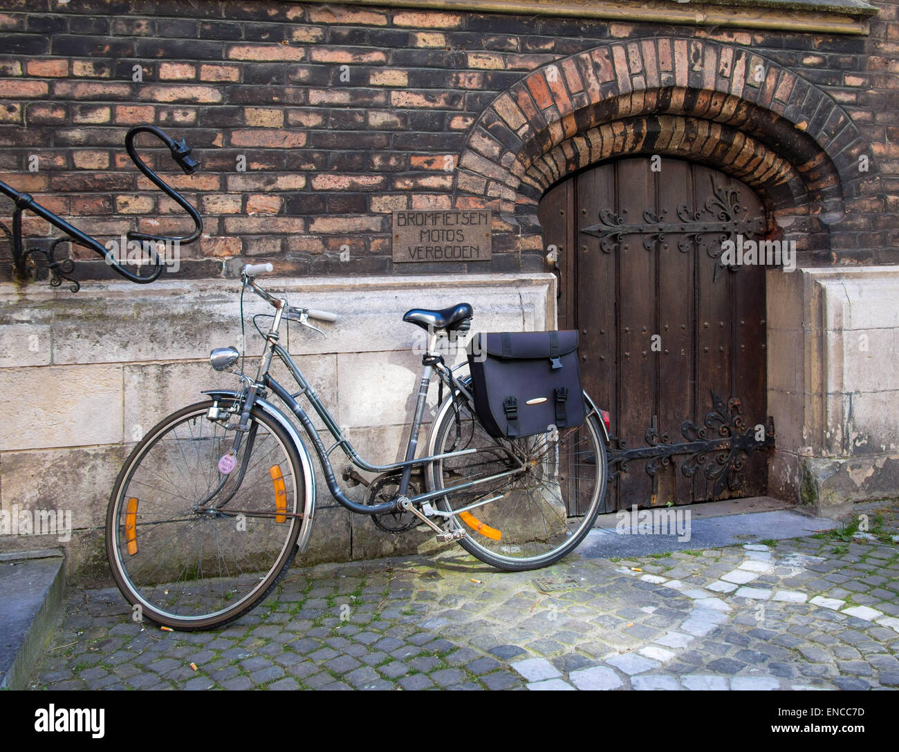 BRUGES, BELGIO, Regno Unito - 13 APRILE 2014: Bicicletta parcheggiata accanto alla vecchia porta Foto Stock